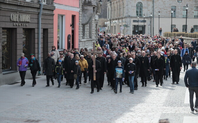Suure reede ristitee rännak Tallinna vanalinna kirikutes.