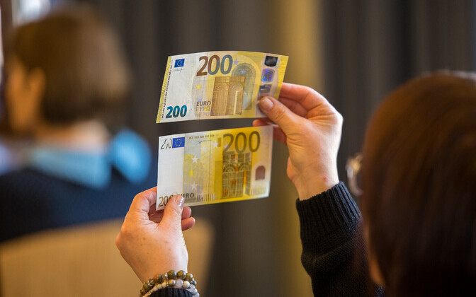 В конце мая в обращение поступят новые банкноты номиналом в 100 и 200 евро.