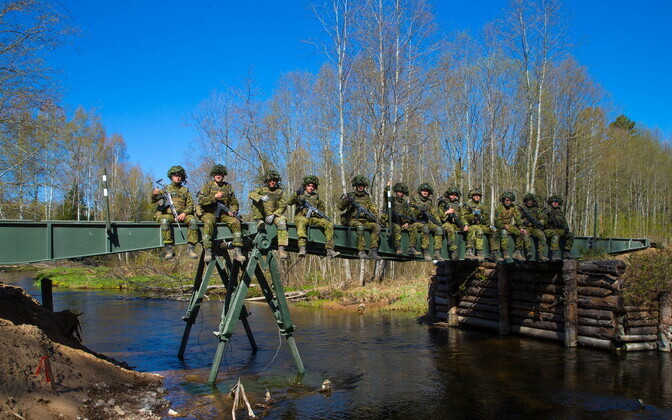 Pioneeripataljoni võitlejad rajasid silla üle Valgejõe.