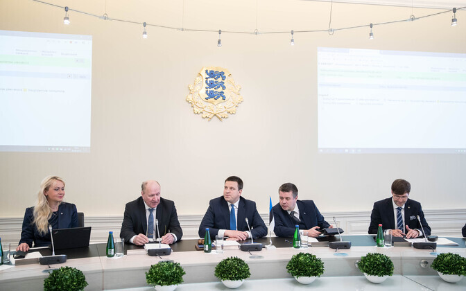 Правительство собралось на первое заседание.