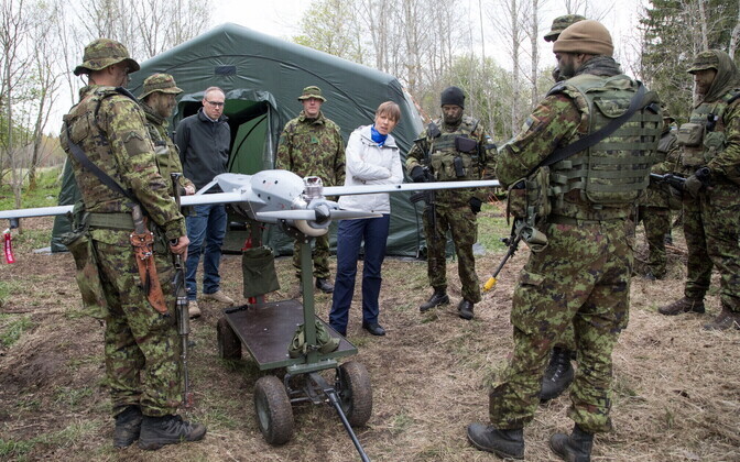 Президент Керсти Кальюлайд на учениях 