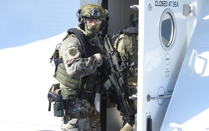 Спецподразделения учились спускаться на движущиеся суда.