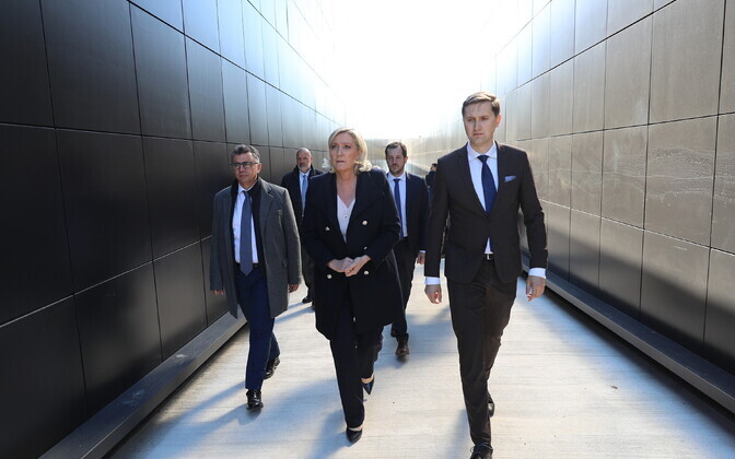 Марин Ле Пен возложила цветы к памятнику жертвам коммунизма.