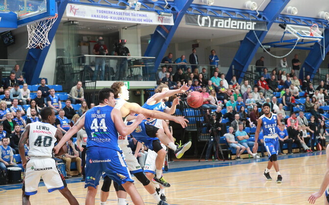 Первый матч финальной серии: 