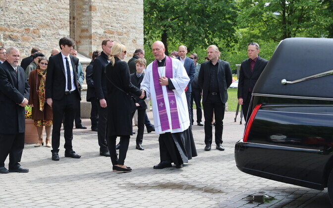 Jüri Aarma saadeti Kaarli kirikust viimsele teele