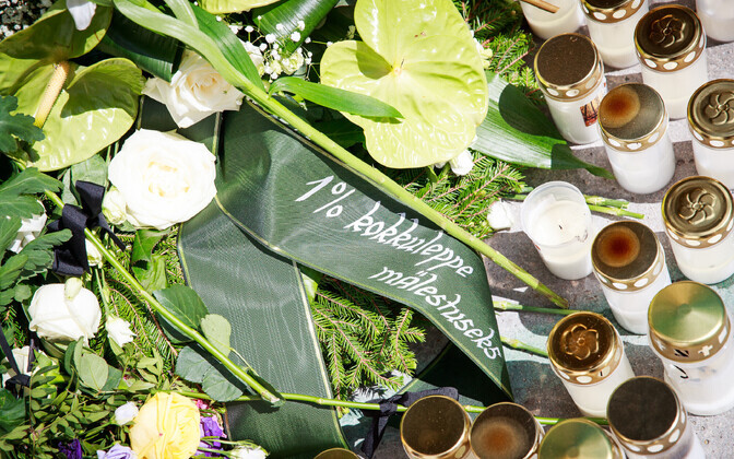 Leinapärjad Eesti teadusele valitsuse residentsi Stenbocki maja ees