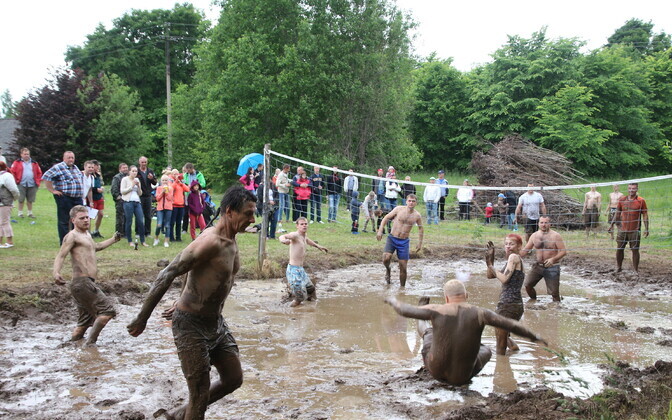 Mudavõrkpall Holstre jaanitulel 2017