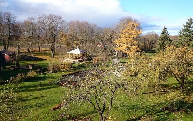 1.	Reekülas käib usin endistele majakohtadele ehitamine ning küla uuendamine