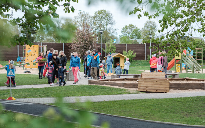 Lapsed võtsid lasteaeda kaasa oma vanemad, et korrastada õueala.
