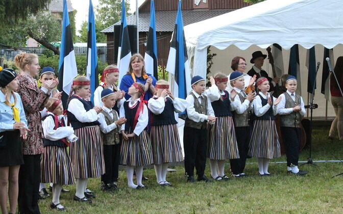 Sadala laste tantsurühm noorte peo Tule tulemine rahvamaja õuel