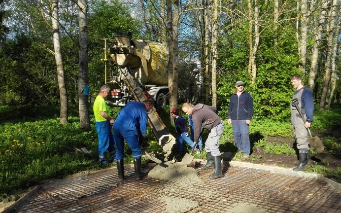 Ehitame grillimaja külaplatsile.