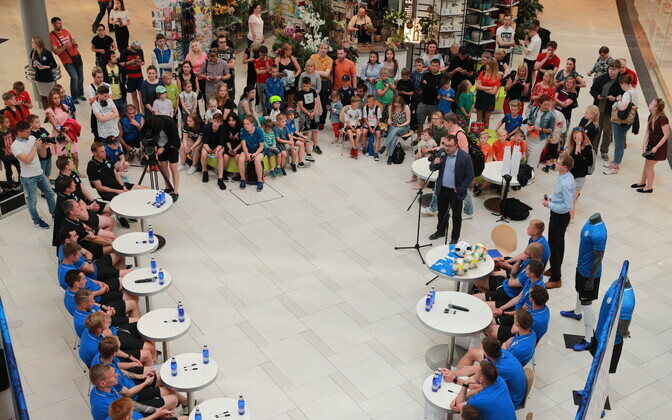 Футболисты сборной Эстонии встретились с болельщиками.