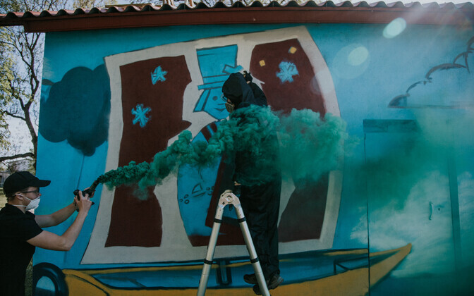 Cтену заброшенной насосной станции железнодорожного вокзала в Вильянди украсил человек со спичечного коробка.