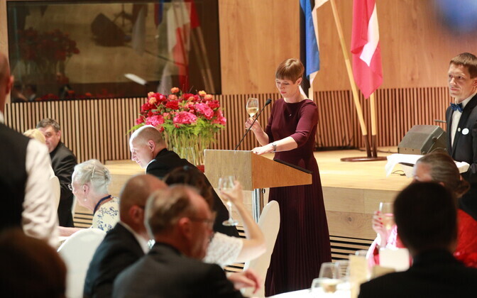 Прибытие гостей на торжественный прием в честь королевы Дании.