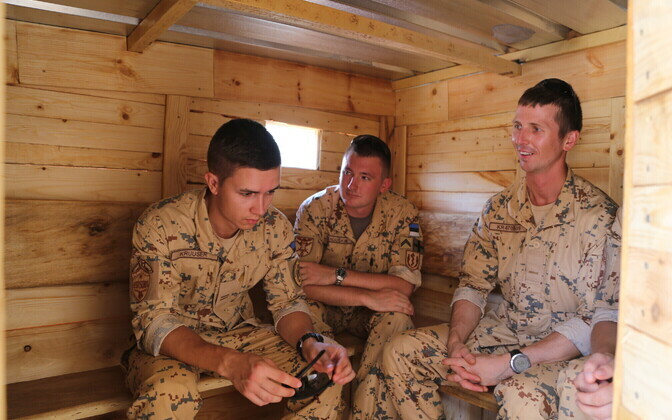 Строительных материалов не хватало, но находчивость и желание попариться позволили  эстонским военнослужащим выйти из положения.