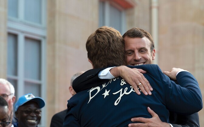 Prantsusmaa president andis Elton Johnile kõrgeima aumärgi.