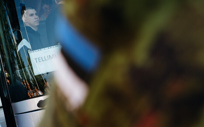 Tallinnas Mustamäel ajateenistusse minekuks kogunenud noored