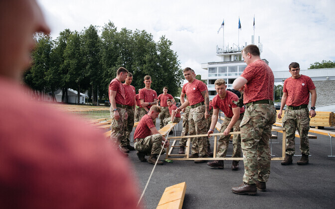 Военнослужащие из Великобритании помогли подготовить Певческое поле к Празднику песни и танца.