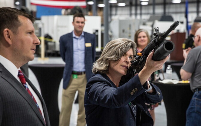 Йонатан Всевиов и сенатор США от штата Айова Джони Эрнст.