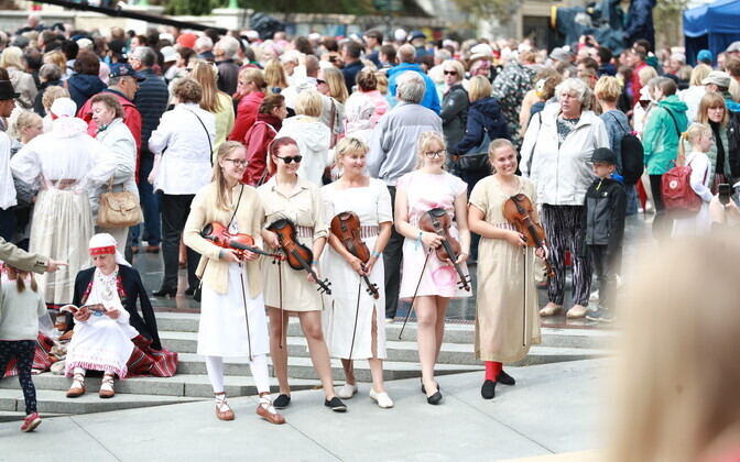 Концерт народной музыки на площади Вабадузе.