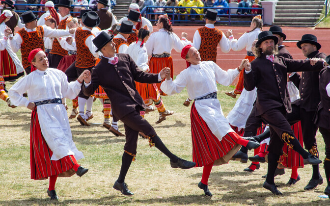 ERR-i tantsurühm ümbERRingi tantsupeol