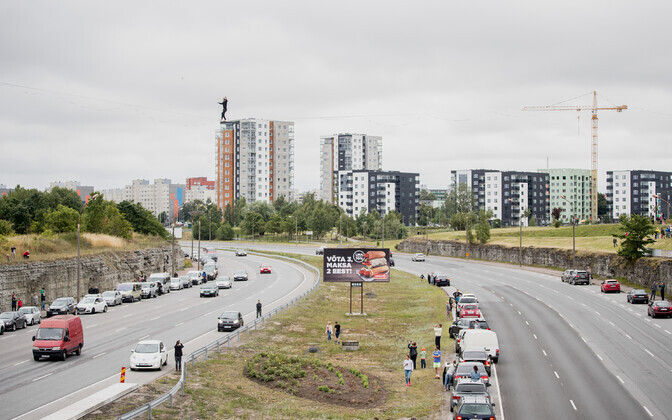 Яан Роозе пересек Лаагна теэ по натянутой стропе