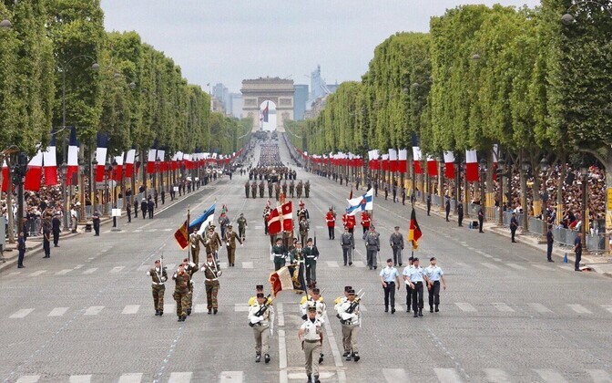 Eesti ja teised liitlased Pariisis paraadil.