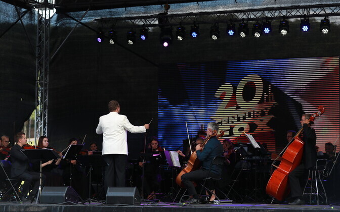 На Певческом поле выступили Уку Сувисте, Койт Тооме, Отт Лепланд и Лийзи Койксон.