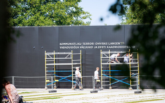 Algasid kommunismiohvrite memoriaali kahjustatud mälestustahvlite parandustööd