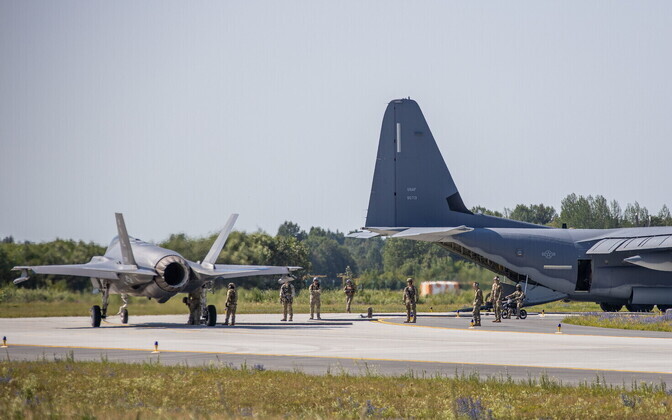 F35 ja F15 hävitajate tankimisharjutus Ämaris