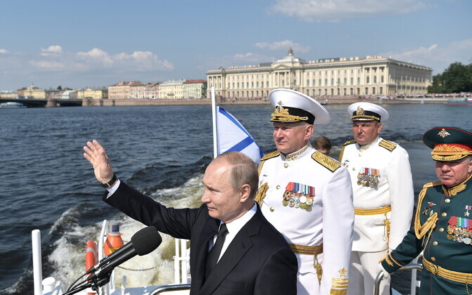 Putin Peterburi mereväeparaadil.