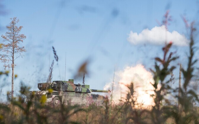 Prantsuse tankid näitasid keskpolügoonil tulejõudu.