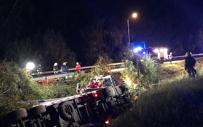 Gaasiballoone vedanud auto sõitis Ääsmäel kraavi
