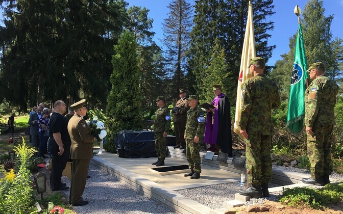 Viljandis maeti auavalduste saatel ohvitser ja metsavend Eerik Varrak.