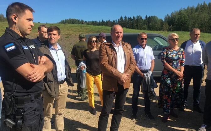 Valitsus kagupiiril: politseijuht Elmar Vaher, rahandusminister Martin Helme, Kert Kingo, Mart Helme, Jaak Aab, Riina Solman ja Tõnis Lukas