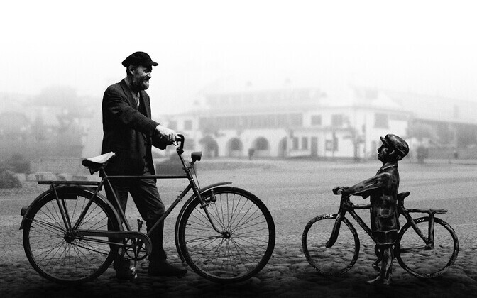 Helilooja Arvo Pärt jalgrattaga ja skulptor Aivar Simsoni ehk Seaküla Simsoni skulptuur 