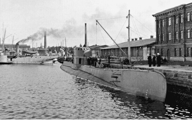 Poola allveelaev Orzeł Tallinna sõjasadama kai ääres 16.–17. septembril 1939. Taamalmiiniveeskajad-traalerid Suurop ja Ristna. Teadaolevalt ainus selles rakursis ülesvõte.