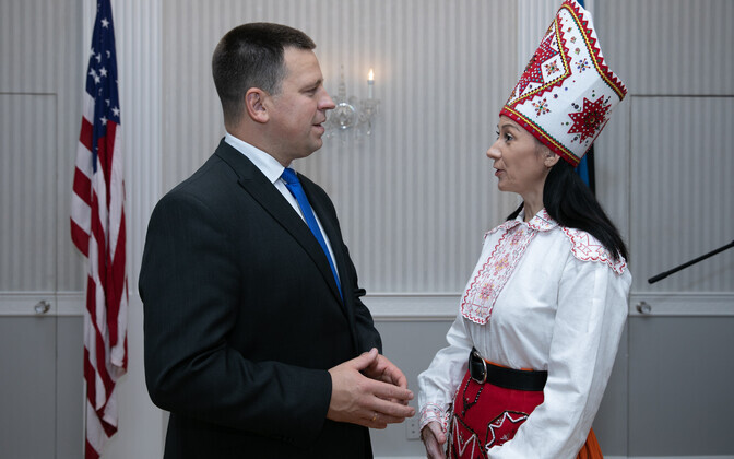 Prime Minister Jüri Ratas (Centre) and foreign minister Urmas Reinsalu (Isamaa) greet representatives of the Baltic States' communities in North America, at Estonian House in New York.