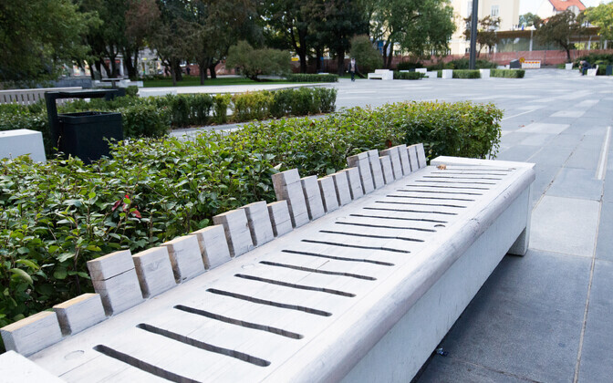 Damaged benches in Tammsaare Park.