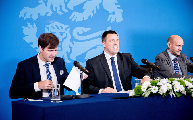 Martin Helme, Jüri Ratas ja Helir-Valdor Seeder eelarvet tutvustamas