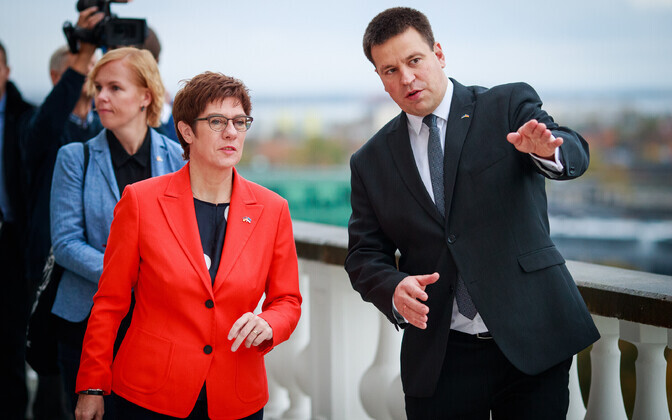 Ratas tervitas Stenbocki majas Saksa kaitseministrit Kramp-Karrenbauerit.