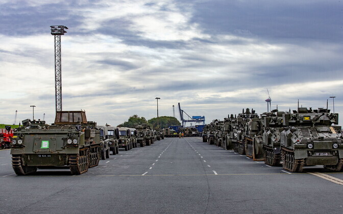 Briti sõjatehnika saabus Emdeni sadamasse.