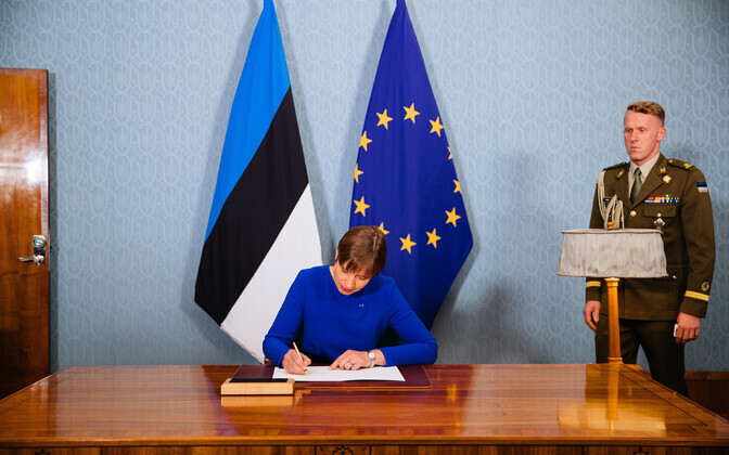 Президент Керсти Кальюлайд подписывает отставку Керт Кинго.