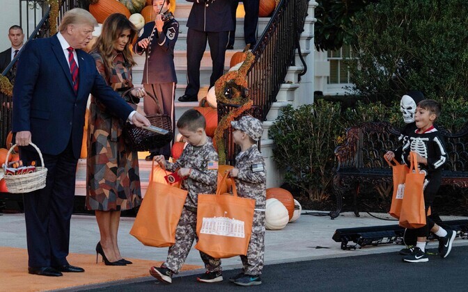 USA president Donald Trump ja esimene leedi Melania Trump jagasid Washingtonis Valges Majas Halloweeni tähistamisel lastele komme.