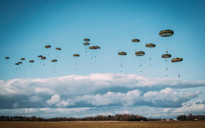 Briti ja Eesti langevarjurid maandusid Nurmsi lennuväljale