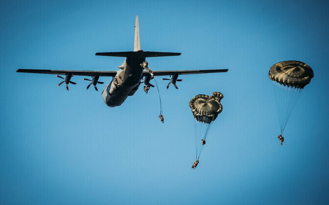 Paras from 16th Air Assault Brigade and Kaitseliit personnel on Friday's exercise, the largest ever military parachute drop exercise in Estonia.