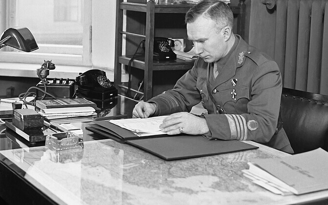 Sõjavägede Staabi ülema esimene abi, endine sõjaväeluure ülem kolonel Richard Maasing oma kabinetis 1939. aasta märtsis. Lahkus 1939. aasta oktoobris kogu perega salaja Saksamaale.