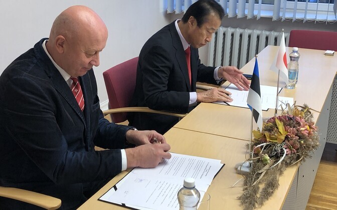 Signing ceremony sealing relations between Haapsalu and the Japanese city of Kaga.
