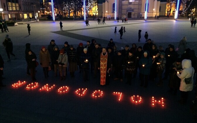 23 ноября на площади Вабадузе в Таллинне зажгли свечи в память о жертвах Голодомора.