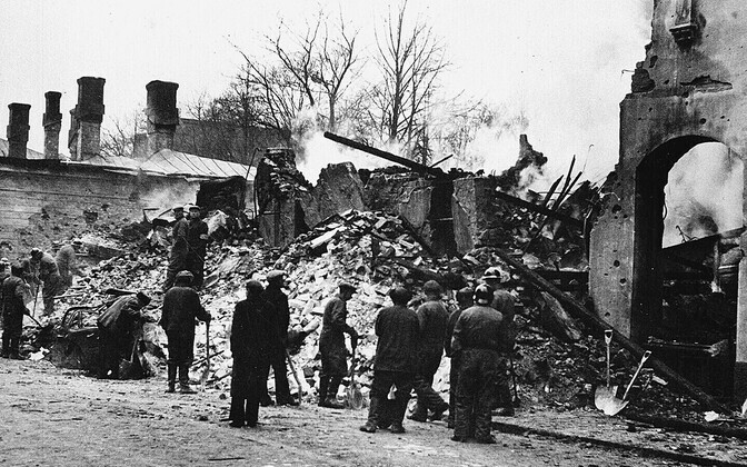 Päästemeeskond tööl Nõukogude pommirünnakus hävinud hoone varemetes Helsingis.